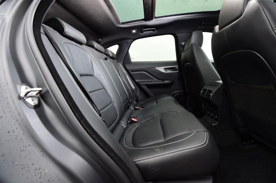 Интерьер Jaguar F-Pace S 30d AWD 2016 года  (UK) (фото 7 из 30)